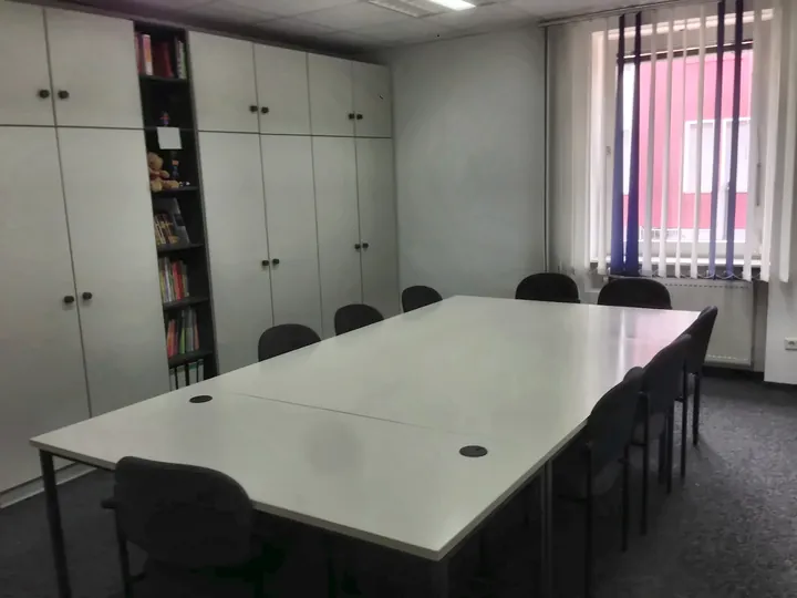 Europec Nachhilfe Pforzheim – Unterrichtsraum mit Schrank und Erinnerungen